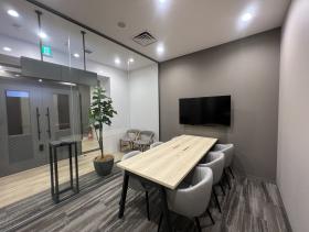 モノトーン&ゴージャス 会議室２部屋付きの居抜き賃貸オフィス物件(約50坪) ｜居抜きオフィス物件検索サイト【vivit-ビビット】（サムネイル4）