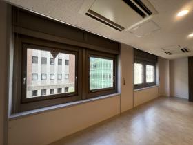 モノトーン&ゴージャス 会議室２部屋付きの居抜き賃貸オフィス物件(約50坪) ｜居抜きオフィス物件検索サイト【vivit-ビビット】（サムネイル7）