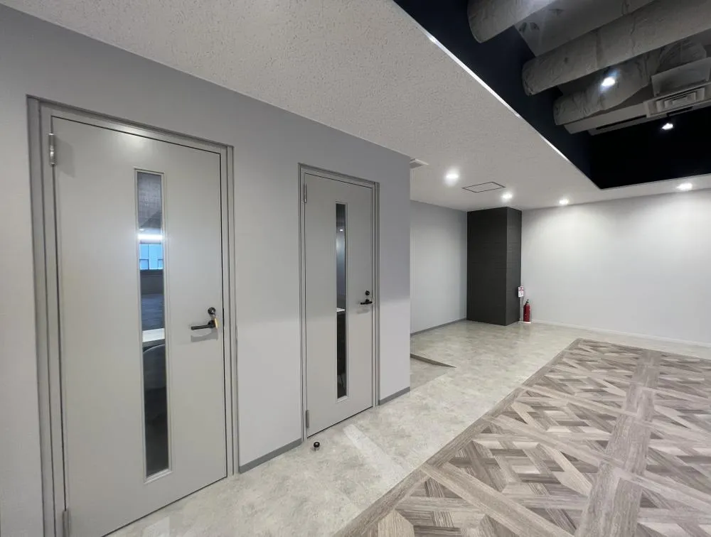 モノトーン&ゴージャス 会議室２部屋付きの居抜き賃貸オフィス物件(約50坪) ｜居抜きオフィス物件検索サイト【vivit-ビビット】（8）