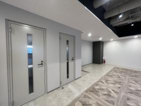 モノトーン&ゴージャス 会議室２部屋付きの居抜き賃貸オフィス物件(約50坪) ｜居抜きオフィス物件検索サイト【vivit-ビビット】（サムネイル8）