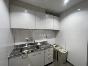 モノトーン&ゴージャス 会議室２部屋付きの居抜き賃貸オフィス物件(約50坪) ｜居抜きオフィス物件検索サイト【vivit-ビビット】（サムネイル10）