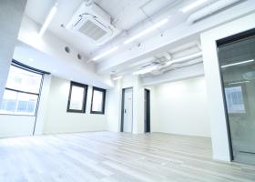 会議室2名、受付スペース設置済 2022年に貸室内リニューアルの居抜き賃貸オフィス物件(約40坪) ｜居抜きオフィス物件検索サイト【vivit-ビビット】（サムネイル5）