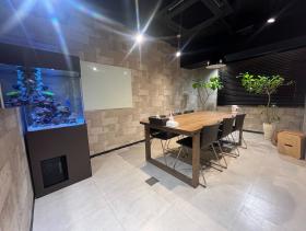 レンガ調のおしゃれな物件 会議室・個室3部屋の居抜き賃貸オフィス物件(約25坪) ｜居抜きオフィス物件検索サイト【vivit-ビビット】（サムネイル1）