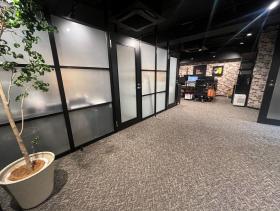 レンガ調のおしゃれな物件 会議室・個室3部屋の居抜き賃貸オフィス物件(約25坪) ｜居抜きオフィス物件検索サイト【vivit-ビビット】（サムネイル3）
