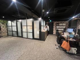 レンガ調のおしゃれな物件 会議室・個室3部屋の居抜き賃貸オフィス物件(約25坪) ｜居抜きオフィス物件検索サイト【vivit-ビビット】（サムネイル4）
