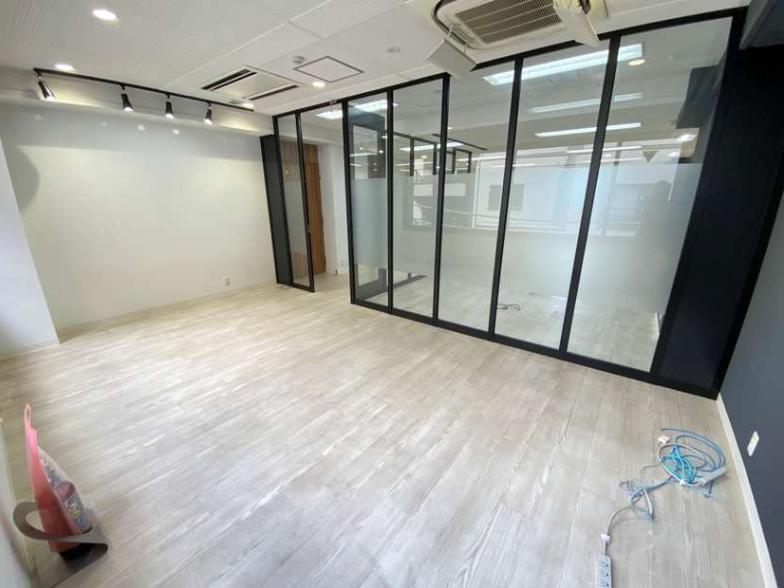 内装付き！ 白基調！の居抜き賃貸オフィス物件(約30坪) ｜居抜きオフィス物件検索サイト【vivit-ビビット】（1）