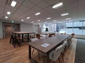 什器も全て付いてくる！ 共用ラウンジありの居抜き賃貸オフィス物件(約110坪) ｜居抜きオフィス物件検索サイト【vivit-ビビット】（サムネイル1）