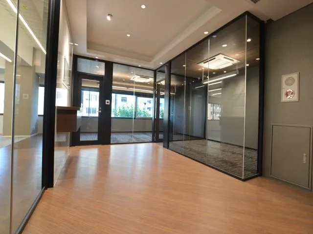好立地！ 希少な10名用会議室付きの居抜き賃貸オフィス物件(約50坪) ｜居抜きオフィス物件検索サイト【vivit-ビビット】（1）
