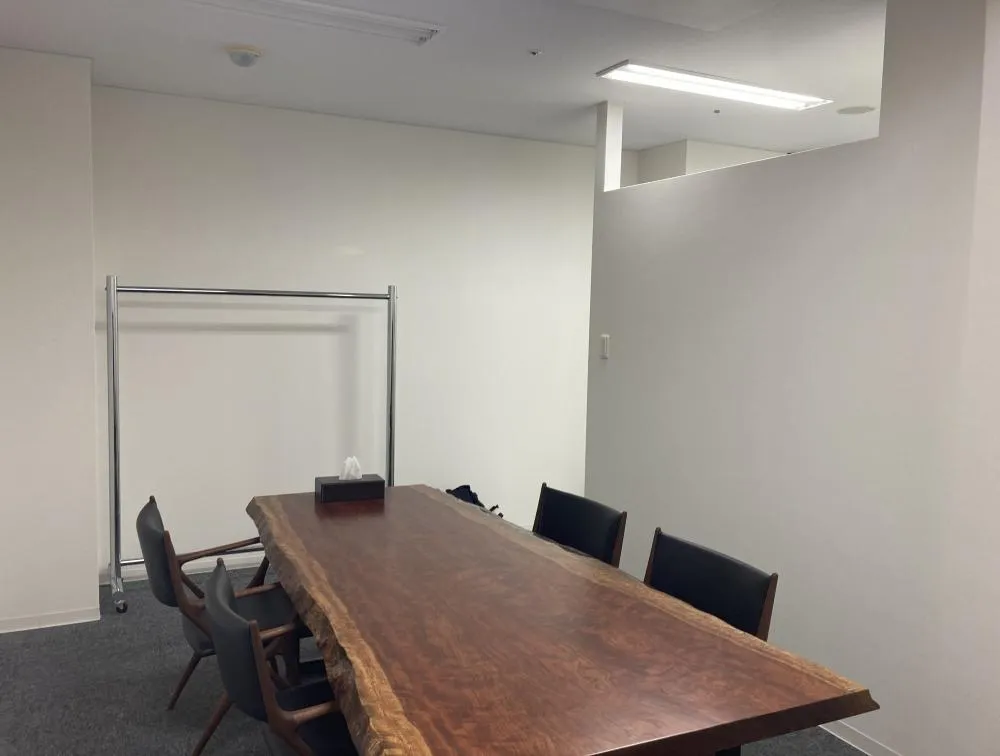 新橋エリア　居抜きオフィス 会議室付きの居抜き賃貸オフィス物件(約40坪) ｜居抜きオフィス物件検索サイト【vivit-ビビット】（1）