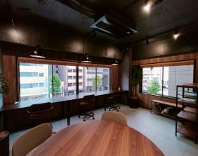 小規模セットアップオフィス 豪華な内装付き！の居抜き賃貸オフィス物件(約10坪) ｜居抜きオフィス物件検索サイト【vivit-ビビット】（サムネイル1）