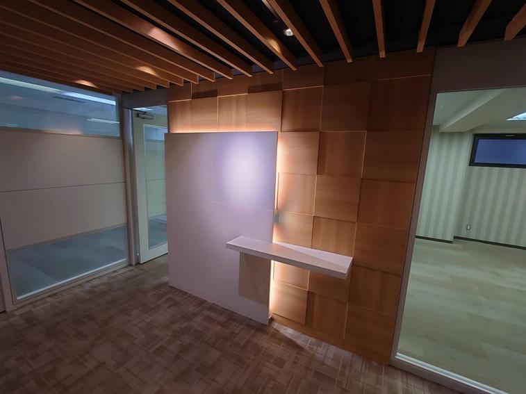 会議室付き！ おしゃれな受付付き！の居抜き賃貸オフィス物件(約35坪) ｜居抜きオフィス物件検索サイト【vivit-ビビット】（1）