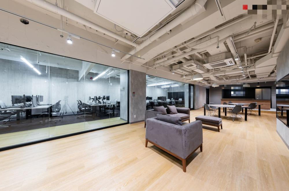 広々としたラウンジ 個室2室の居抜き賃貸オフィス物件(約105坪) ｜居抜きオフィス物件検索サイト【vivit-ビビット】（1）