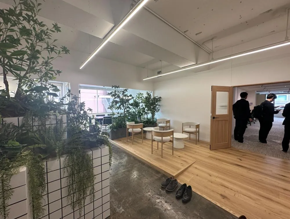 すべての家具付き！ ART ✕ OFFICEの居抜き賃貸オフィス物件(約75坪) ｜居抜きオフィス物件検索サイト【vivit-ビビット】（8）