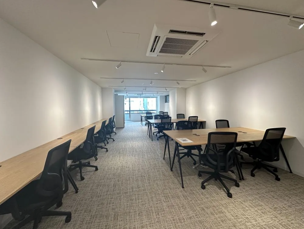 会議室2部屋 アートが目を引くお洒落オフィスの居抜き賃貸オフィス物件(約70坪) ｜居抜きオフィス物件検索サイト【vivit-ビビット】（3）