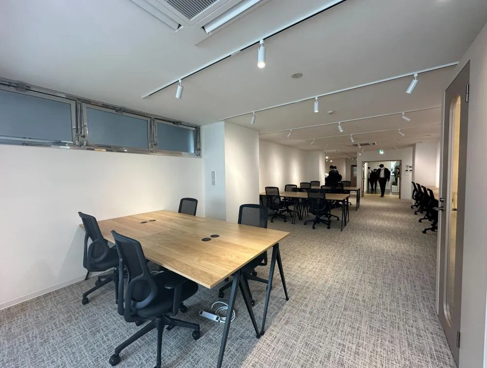 会議室2部屋 アートが目を引くお洒落オフィスの居抜き賃貸オフィス物件(約70坪) ｜居抜きオフィス物件検索サイト【vivit-ビビット】（4）