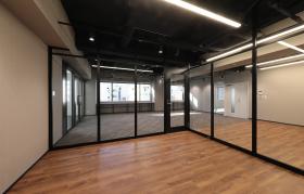 赤羽橋　徒歩1分！ 会議室付きセットアップオフィスの居抜き賃貸オフィス物件(約50坪) ｜居抜きオフィス物件検索サイト【vivit-ビビット】（サムネイル1）