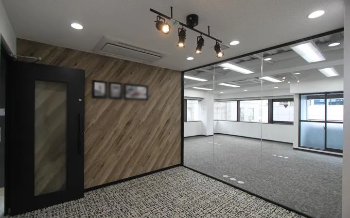会議室1部屋 外観もリニューアル済の居抜き賃貸オフィス物件(約20坪) ｜居抜きオフィス物件検索サイト【vivit-ビビット】（3）