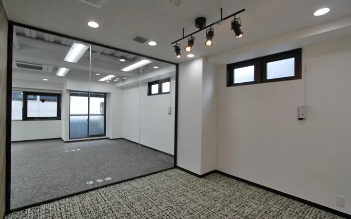 会議室1部屋 外観もリニューアル済の居抜き賃貸オフィス物件(約20坪) ｜居抜きオフィス物件検索サイト【vivit-ビビット】（4）
