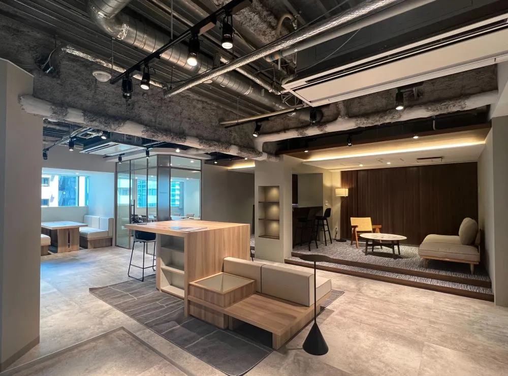 会議室2部屋 お洒落な内装の居抜き賃貸オフィス物件(約60坪) ｜居抜きオフィス物件検索サイト【vivit-ビビット】（1）