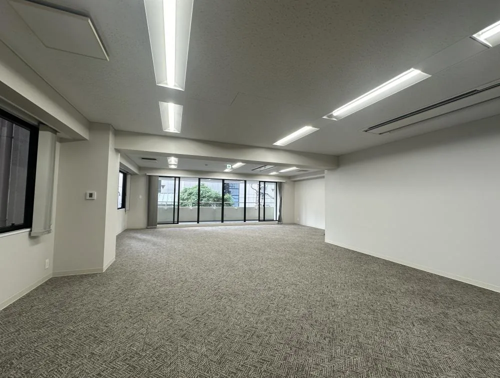 会議室2部屋 お洒落な内装の居抜き賃貸オフィス物件(約60坪) ｜居抜きオフィス物件検索サイト【vivit-ビビット】（9）