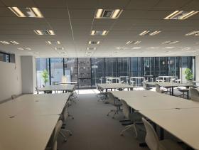 会議室2室 什器全部付きの居抜き賃貸オフィス物件(約120坪) ｜居抜きオフィス物件検索サイト【vivit-ビビット】（サムネイル9）