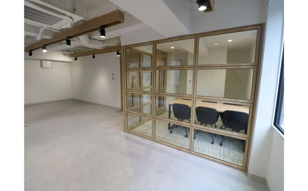 会議室造作済み！ 駅近物件！の居抜き賃貸オフィス物件(約25坪) ｜居抜きオフィス物件検索サイト【vivit-ビビット】（1）