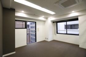 会議室付き 内装付きオフィス！の居抜き賃貸オフィス物件(約60坪) ｜居抜きオフィス物件検索サイト【vivit-ビビット】（サムネイル1）