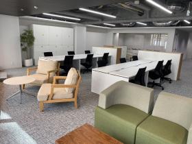 会議室1部屋 全ての家具設置の居抜き賃貸オフィス物件(約50坪) ｜居抜きオフィス物件検索サイト【vivit-ビビット】（サムネイル1）