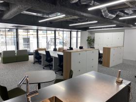 会議室1部屋 全ての家具設置の居抜き賃貸オフィス物件(約50坪) ｜居抜きオフィス物件検索サイト【vivit-ビビット】（サムネイル3）