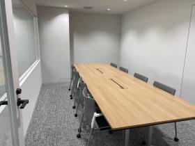 会議室1部屋 全ての家具設置の居抜き賃貸オフィス物件(約50坪) ｜居抜きオフィス物件検索サイト【vivit-ビビット】（サムネイル4）