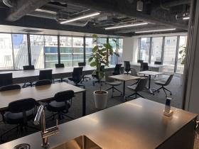 全ての家具設置済み 会議室1部屋の居抜き賃貸オフィス物件(約50坪) ｜居抜きオフィス物件検索サイト【vivit-ビビット】（サムネイル1）