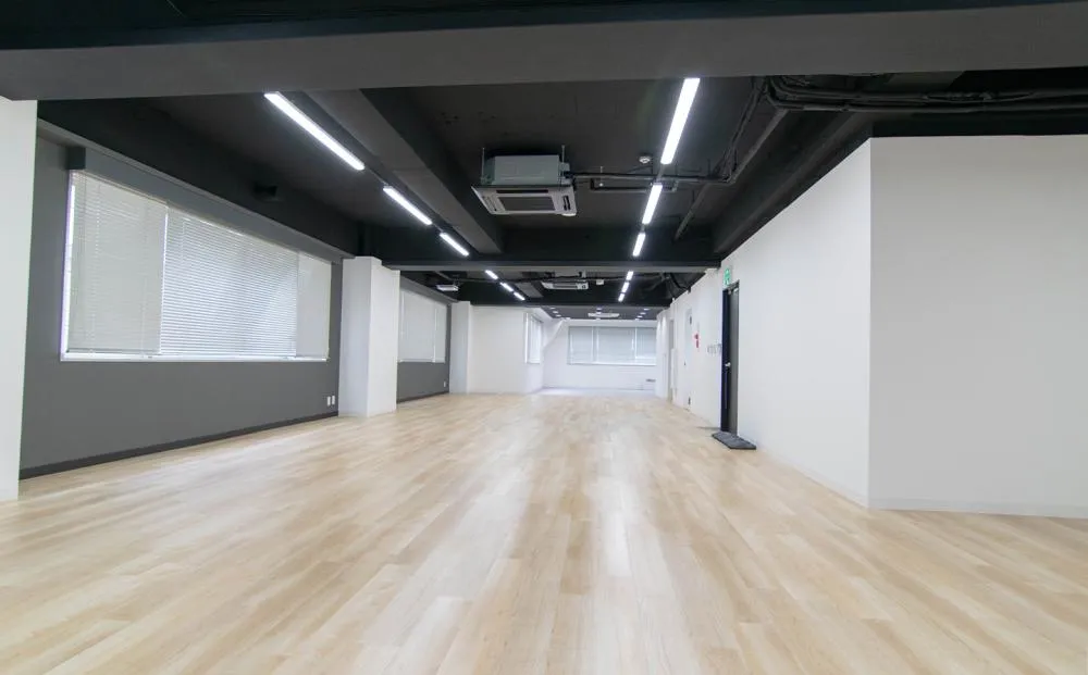 モノトーン調のお洒落オフィス 駅近の居抜き賃貸オフィス物件(約45坪) ｜居抜きオフィス物件検索サイト【vivit-ビビット】（1）