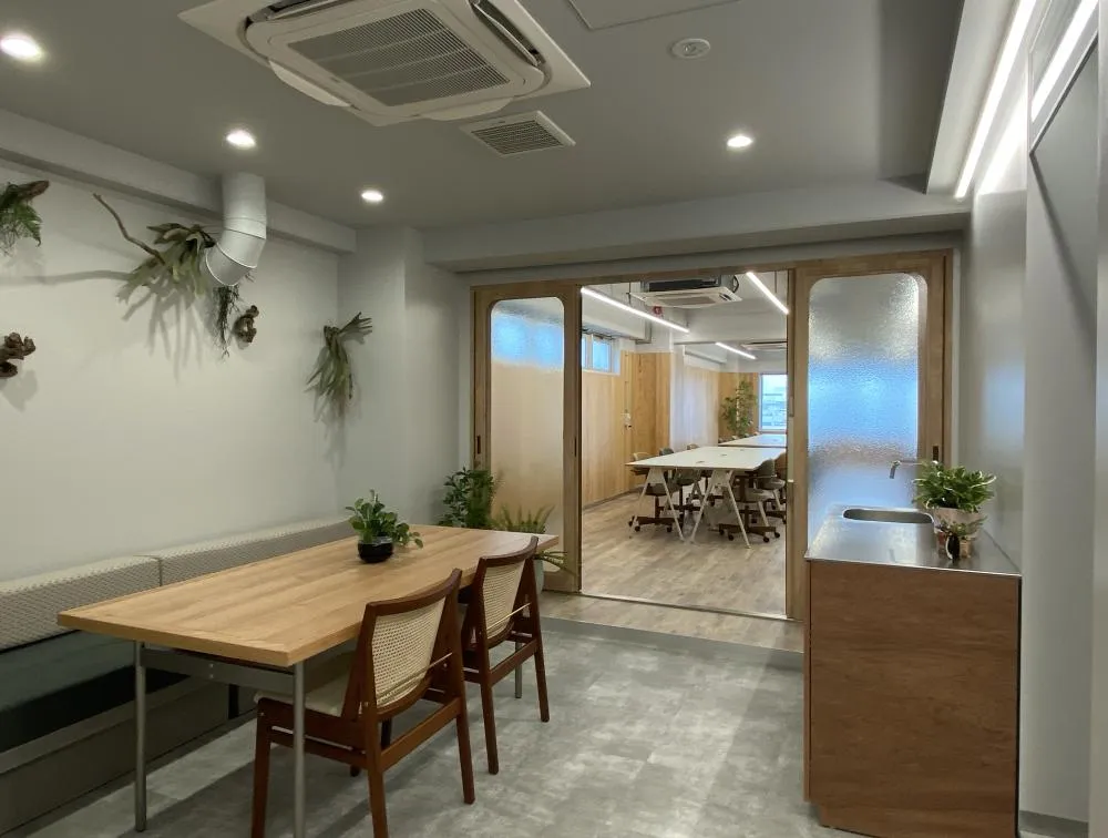 会議室二部屋付き！ 四ツ谷三丁目駅徒歩2分の居抜き賃貸オフィス物件(約45坪) ｜居抜きオフィス物件検索サイト【vivit-ビビット】（3）