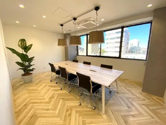 会議室二部屋あり！ オシャレなラウンジの居抜き賃貸オフィス物件(約65坪) ｜居抜きオフィス物件検索サイト【vivit-ビビット】（4）