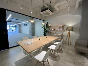 複数路線利用可能！ 会議室二部屋ありの居抜き賃貸オフィス物件(約65坪) ｜居抜きオフィス物件検索サイト【vivit-ビビット】（サムネイル1）