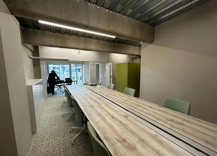 会議室つき 駅チカ物件の居抜き賃貸オフィス物件(約20坪) ｜居抜きオフィス物件検索サイト【vivit-ビビット】（3）