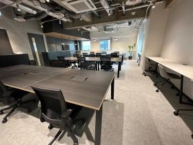 会議室・什器付き スタイリッシュオフィスの居抜き賃貸オフィス物件(約45坪) ｜居抜きオフィス物件検索サイト【vivit-ビビット】（サムネイル1）