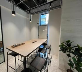 華やかなお洒落オフィス セットアッププラン多数あり！の居抜き賃貸オフィス物件(約75坪) ｜居抜きオフィス物件検索サイト【vivit-ビビット】（サムネイル4）