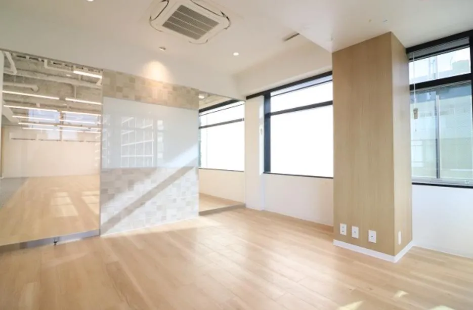 会議室付きオフィス おしゃれ内装！の居抜き賃貸オフィス物件(約30坪) ｜居抜きオフィス物件検索サイト【vivit-ビビット】（4）