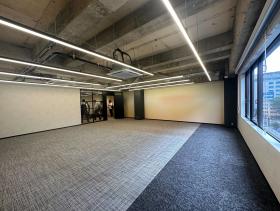 6名用会議室付き！ 新宿三丁目駅直結！の居抜き賃貸オフィス物件(約35坪) ｜居抜きオフィス物件検索サイト【vivit-ビビット】（サムネイル3）