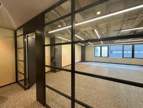 6名用会議室付き！ 新宿三丁目駅直結！の居抜き賃貸オフィス物件(約35坪) ｜居抜きオフィス物件検索サイト【vivit-ビビット】（サムネイル7）
