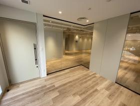 内装付きオフィス！ オープンバルコニー付きの居抜き賃貸オフィス物件(約30坪) ｜居抜きオフィス物件検索サイト【vivit-ビビット】（サムネイル1）