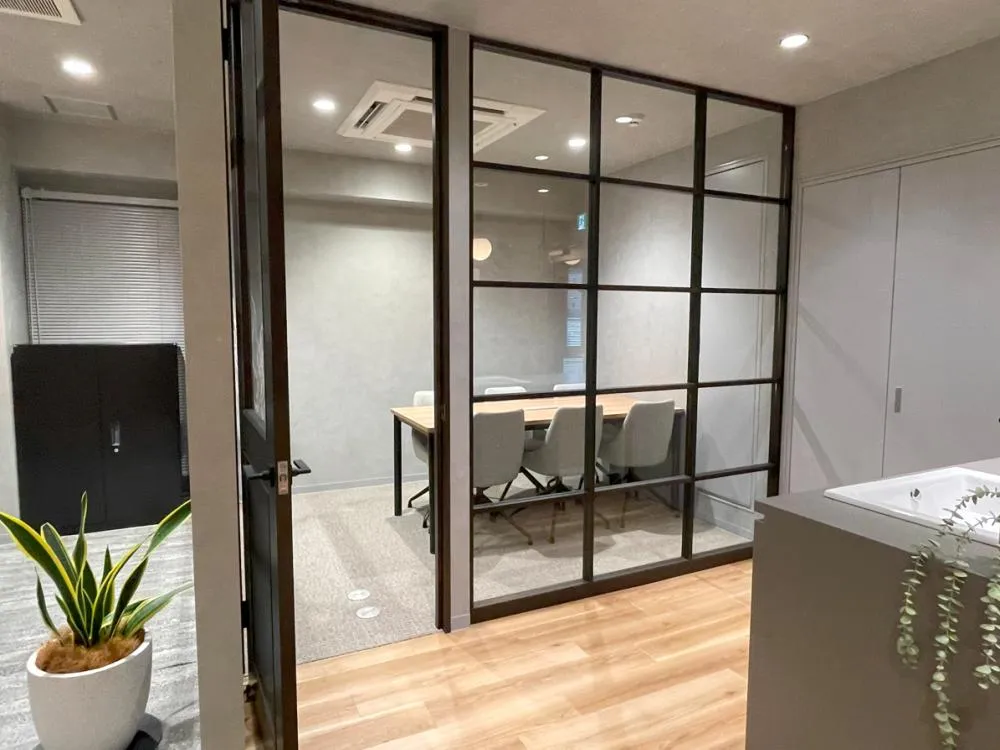 谷町四丁目駅徒歩5分！ オシャレなセットアップオフィスの居抜き賃貸オフィス物件(約30坪) ｜居抜きオフィス物件検索サイト【vivit-ビビット】（3）