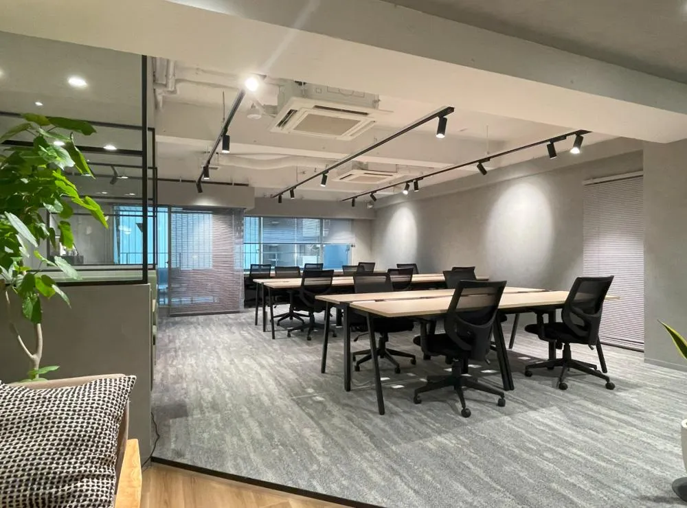 什器付きセットアップオフィス！ 会議室付き！の居抜き賃貸オフィス物件(約25坪) ｜居抜きオフィス物件検索サイト【vivit-ビビット】（1）