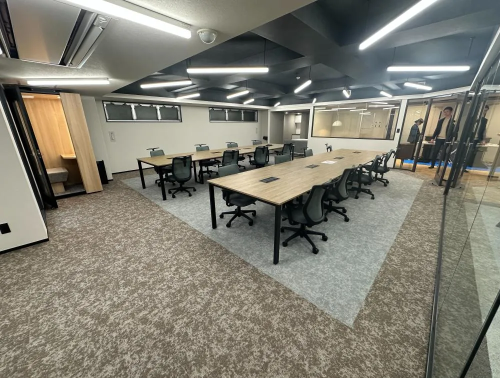 会議室の什器設置済み！ 内装付きオフィス！！の居抜き賃貸オフィス物件(約40坪) ｜居抜きオフィス物件検索サイト【vivit-ビビット】（4）