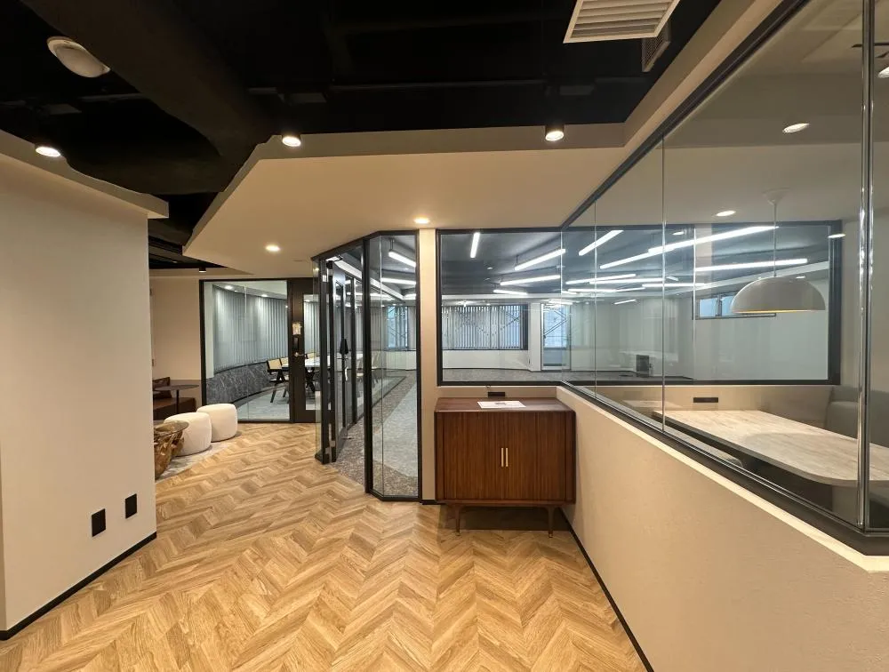 落ち着いたモダンな雰囲気！ 内装付きオフィス！！の居抜き賃貸オフィス物件(約40坪) ｜居抜きオフィス物件検索サイト【vivit-ビビット】（1）