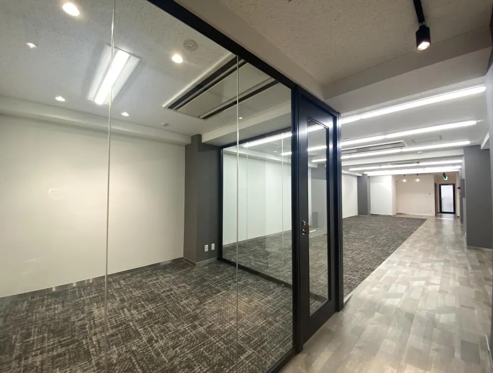 会議室付きオフィス 内装コスト抑えたい企業様へ！の居抜き賃貸オフィス物件(約30坪) ｜居抜きオフィス物件検索サイト【vivit-ビビット】（4）