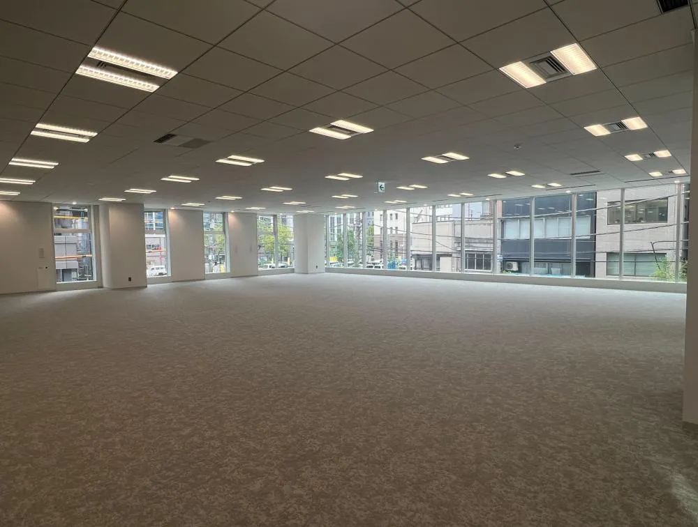 新築オフィス 会議室付きの居抜き賃貸オフィス物件(約100坪) ｜居抜きオフィス物件検索サイト【vivit-ビビット】（3）