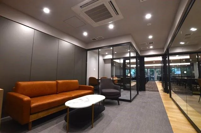 会議室2室付き！ ラウンジスペースも充実！の居抜き賃貸オフィス物件(約65坪) ｜居抜きオフィス物件検索サイト【vivit-ビビット】（1）
