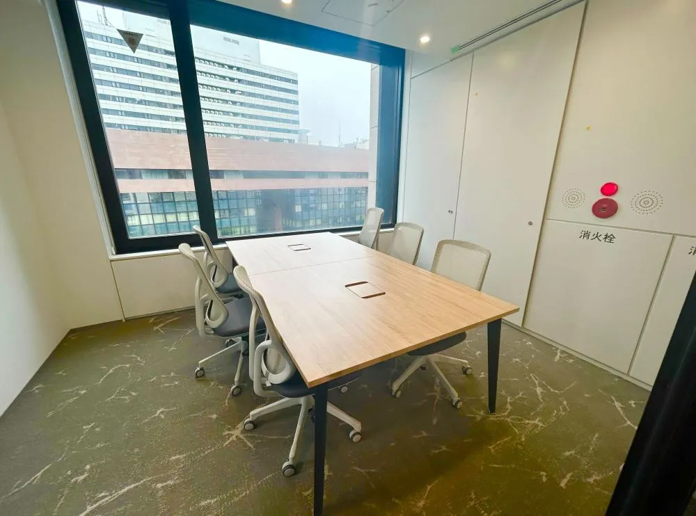 希少な大型セットアップオフィス 会議室3室付き！の居抜き賃貸オフィス物件(約115坪) ｜居抜きオフィス物件検索サイト【vivit-ビビット】（8）